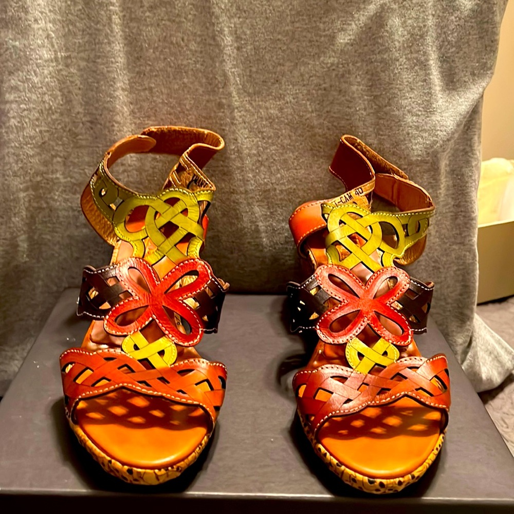 NEVER WORN  L’ARTISTE Spring Step Women’s Open Toe Sandals. Color:camel size: 9